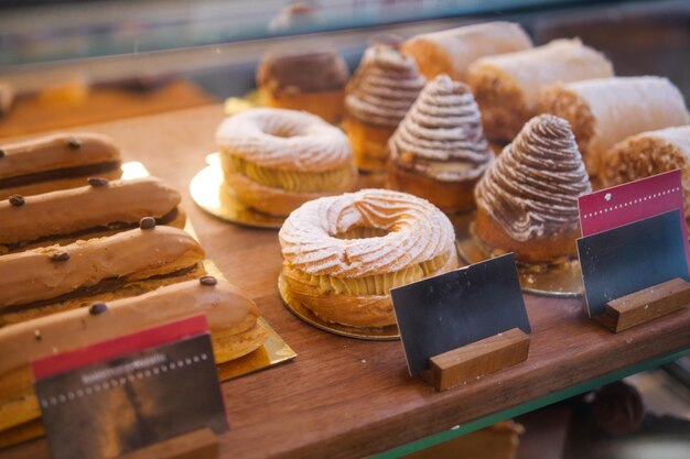 Vendita di dolci pasticci nel reparto dolciari