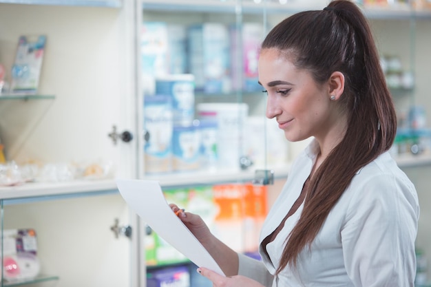 Vendita di farmaci in una rete di negozi di farmacie.