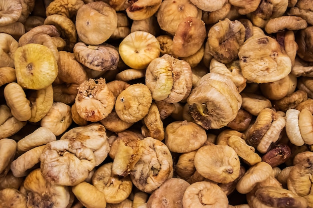 Vendita di fichi secchi in un supermercato. Frutti da vicino per una dieta sana.