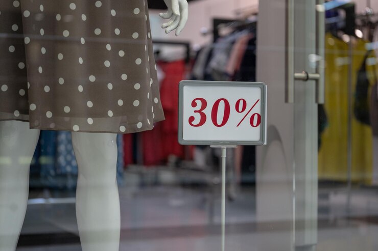 Vendita di stagione venerdì nero e concetto di shopping Segnali di vendita su stand in negozio Segno di vendita 30% di sconto sul prezzo di stand in vetrine