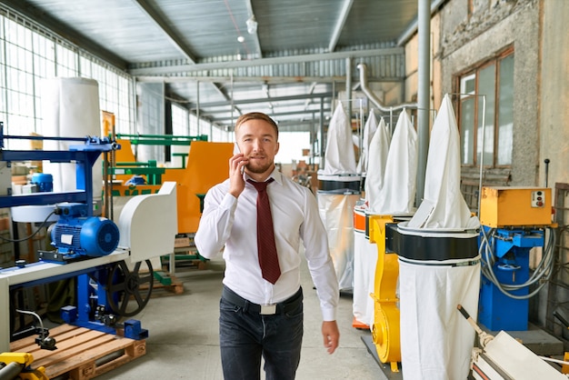 Venditore che parla per telefono