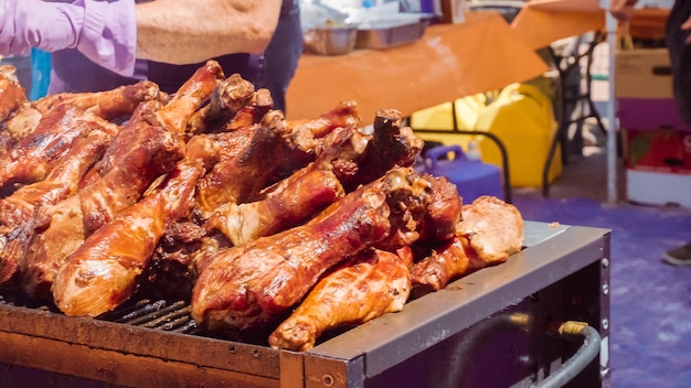 Venditore di gambe della Turchia al carnevale della piccola città.