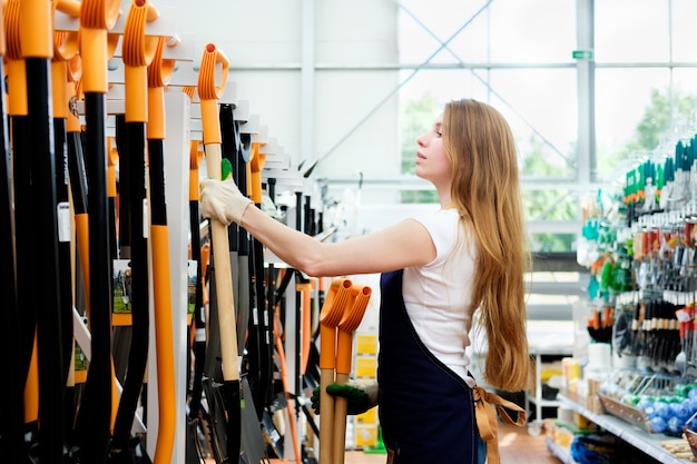 Venditore nel negozio di strumenti per attrezzature edili al lavoro