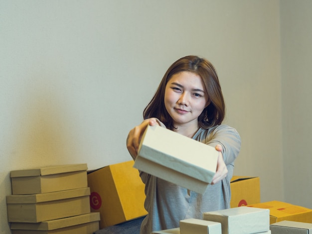 Venditore online di lavoro di casa di lavoro freelance da internet