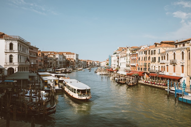 Venezia, Italia - 1° luglio 2018: Vista panoramica del Canal Grande (Canal Grande) dal Ponte di Rialto. È uno dei principali corridoi del traffico idrico della città di Venezia. Paesaggio di giornata di sole estivo e cielo blu