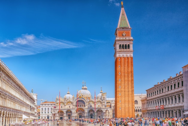 Venezia Italia 12 maggio 2017 Piazza San Marco Campanile della Cattedrale di San Marco Campanile di San Marco e Palazzo Ducale Palazzo Ducale con turisti Italia