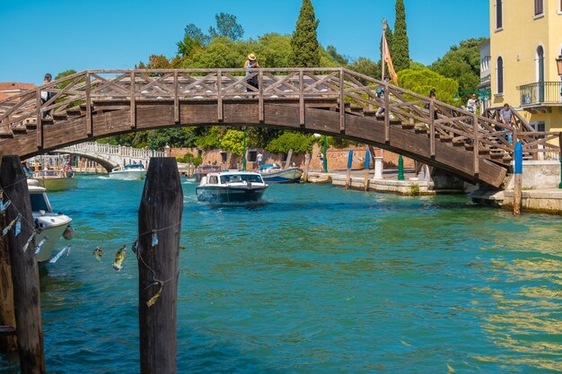 VENEZIA ITALIA 27 agosto 2021 Barca della polizia che naviga sotto il ponte su una tipica via d'acqua veneziana canali