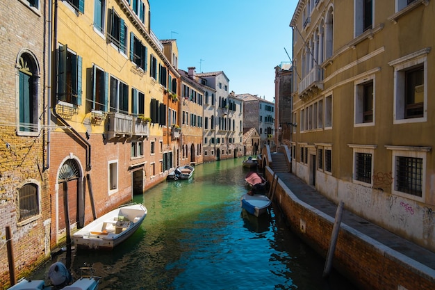 VENEZIA ITALIA 27 agosto 2021 Vista di strade d'acqua vuote senza turisti sui canali di Venezia