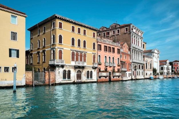 Venezia, Italia. Case storiche si riflette nell'acqua, architettura tradizionale sul Canal Grande a Venezia.