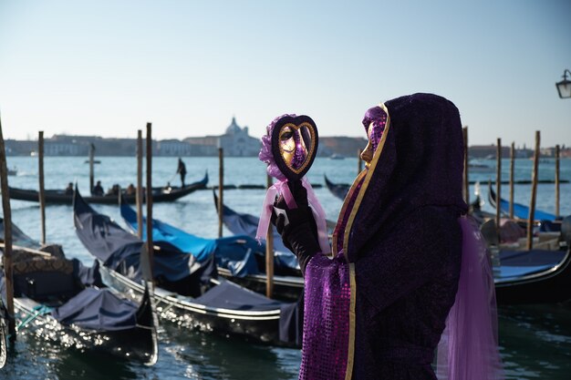 Venezia, Italia. Donna in maschera e costume al Carnevale di Venezia