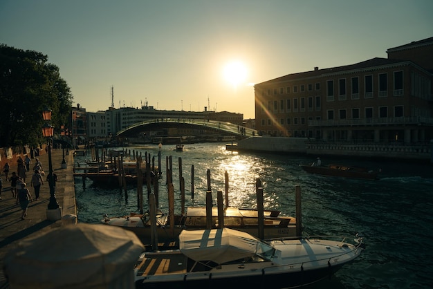 VENEZIA ITALIA nov 2021 barca cargo sotto il ponte della Costituzione al tramonto