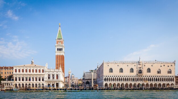 Venezia, Italia - Piazza San Marco al mattino, punto di vista dal canal