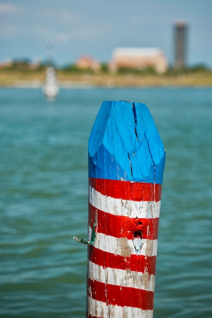 Venezia palo ormeggio laguna rosso blu e bianco