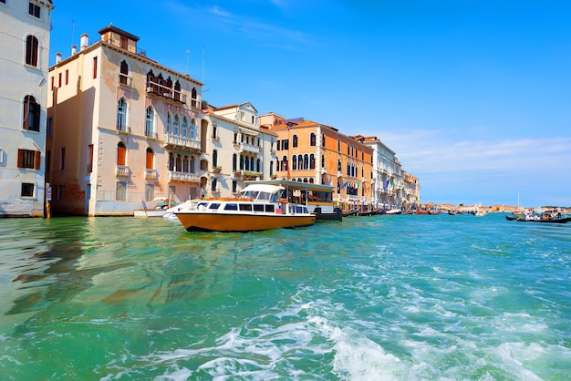 Venezia turistica in Canal Grande al giorno d'estate