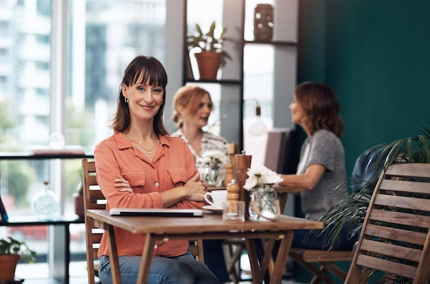 Vengo qui ogni giorno Ritratto di un'attraente donna di mezza età che beve un caffè da sola in una caffetteria durante il giorno