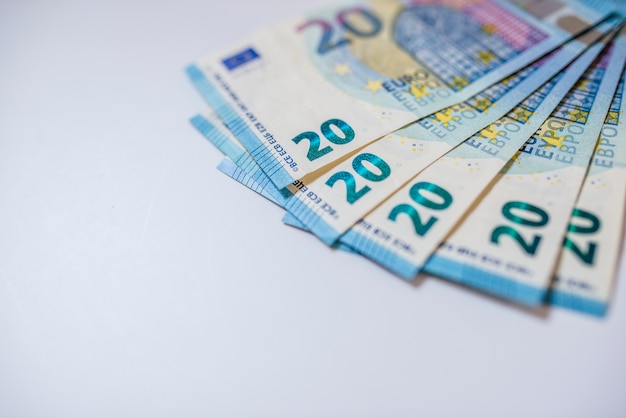 Venti banconote in euro, spead su un tavolo. Euro soldi isolato su sfondo bianco.
