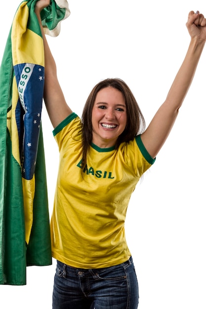 Ventilatore brasiliano femminile che celebra su uno spazio bianco.