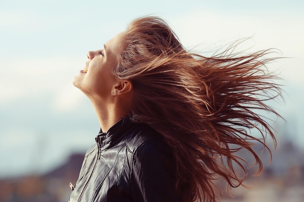 Vento capelli acconciatura capelli styling ragazza adulto primavera