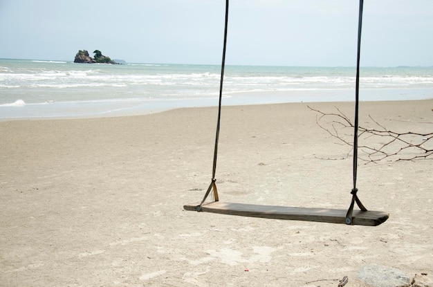 Vento e onde con panca in legno oscillano giocattolo sulla spiaggia di Laem Charoen e sulla spiaggia di Mae Pim a Rayong Thailandia