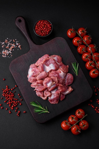 Ventrigli di pollo o tacchino crudi con sale, spezie ed erbe aromatiche