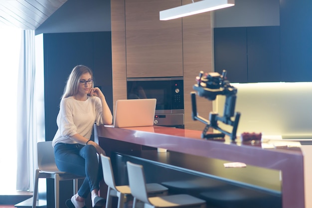 Vera donna che usa il computer portatile a casa a bere caffè godendosi il relax