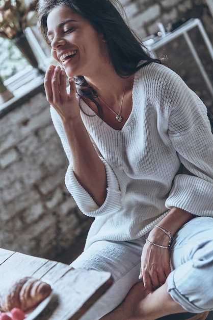 Vera felicità. Attraente giovane donna sorridente