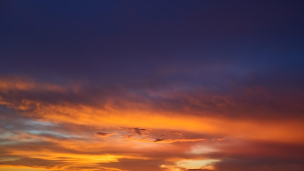 Veramente incredibile alba o cielo al tramonto con dolci nuvole colorate