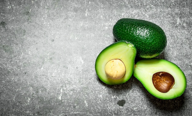 Verde avocado sul tavolo di pietra.