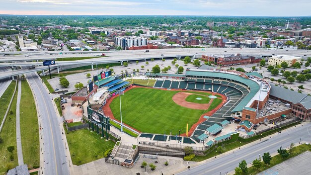 Verde estivo Louisville Slugger Field antenna di diamante di baseball con sfondo cittadino