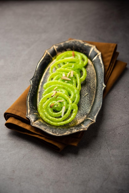 Verde Jalebi mithai o dolce dall'India un twist a un tradizionale imarti o jilbi