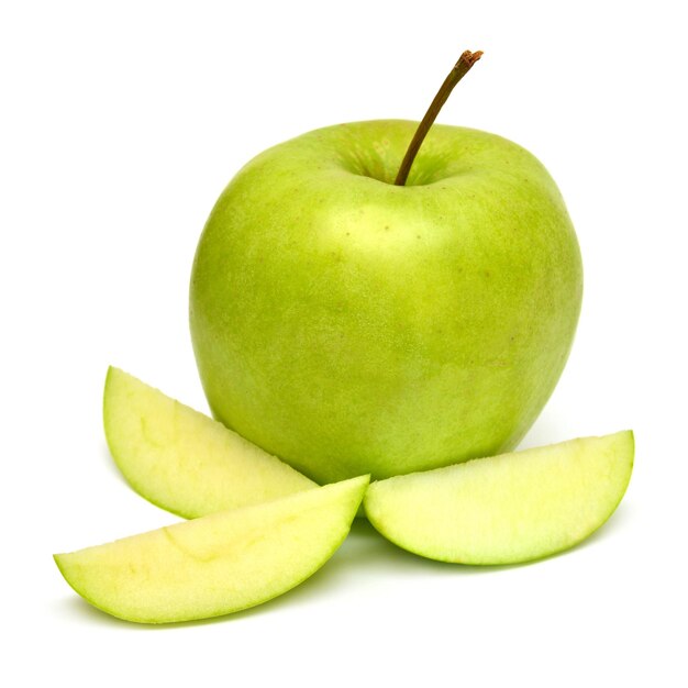 Verde mela intero e fette isolate su sfondo bianco. Disposizione piatta, vista dall'alto