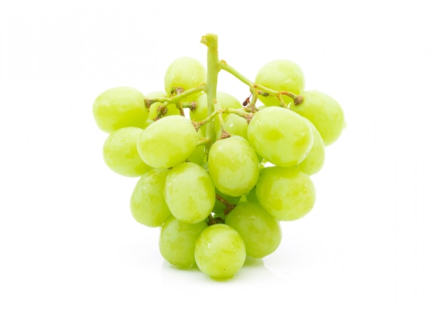 Verde uva fresca su uno sfondo bianco