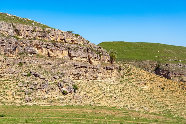 Verdi colline e scogliere in primavera