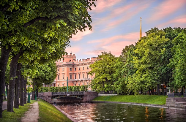 Verdi estivi al Castello Mikhailovsky al mattino presto e colori rosa nel cielo