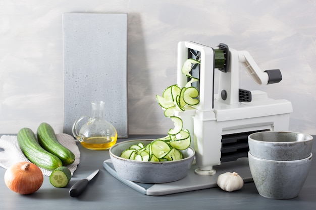 Verdura a spirale del cetriolo con il spiralizer