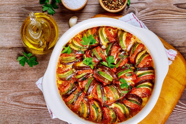 Verdura al forno con salsa di pomodoro in ciotola bianca del forno