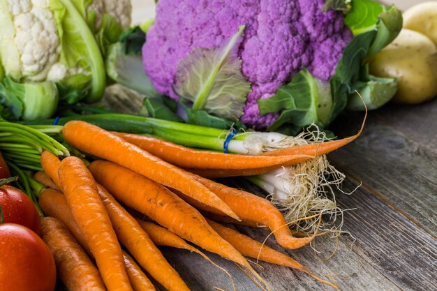 Verdura biologica fresca di stagione sulla vecchia tavola dell'azienda agricola.