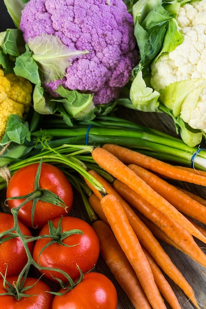 Verdura biologica fresca di stagione sulla vecchia tavola dell'azienda agricola.