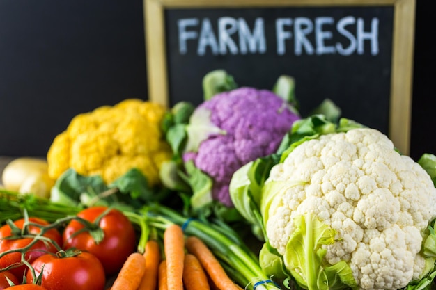 Verdura biologica fresca di stagione sulla vecchia tavola dell'azienda agricola.