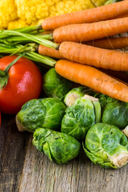 Verdura biologica fresca di stagione sulla vecchia tavola dell'azienda agricola.