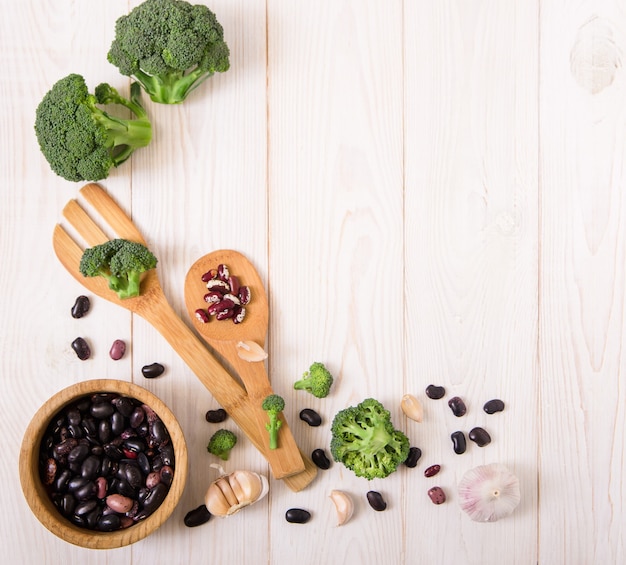 Verdura, broccoli, aglio e fagioli