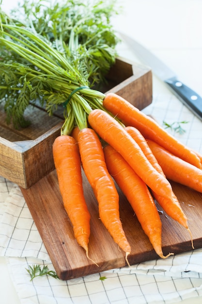 Verdura cruda della carota sul tagliere di legno
