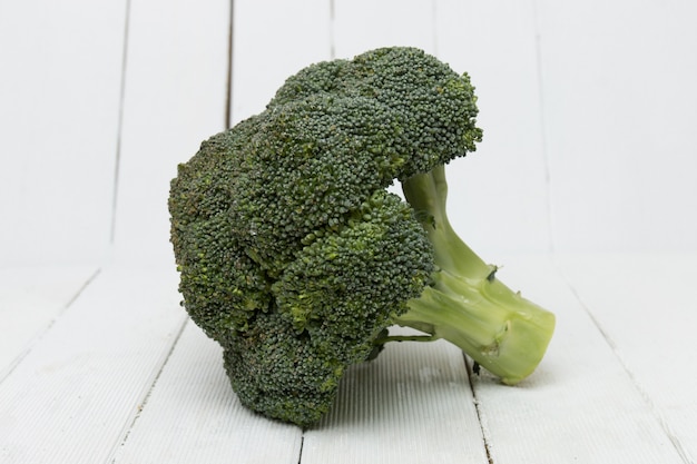 Verdura dei broccoli isolata su bianco