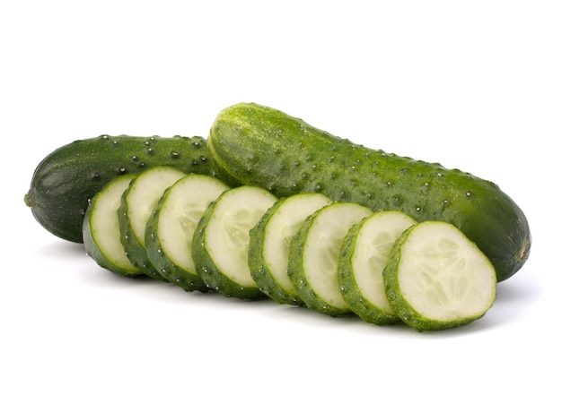 Verdura del cetriolo isolata su fondo bianco