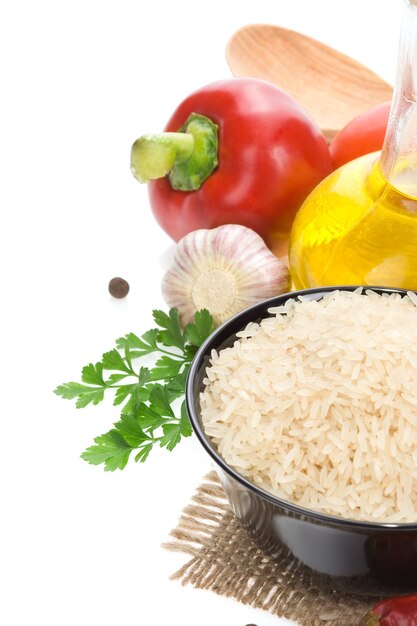 Verdura dell'ingrediente alimentare e del riso isolata sulla superficie bianca