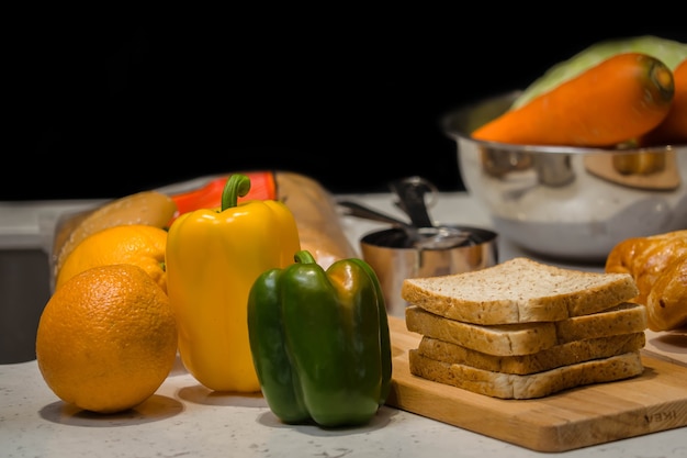 verdura e una pagnotta di pane in cucina