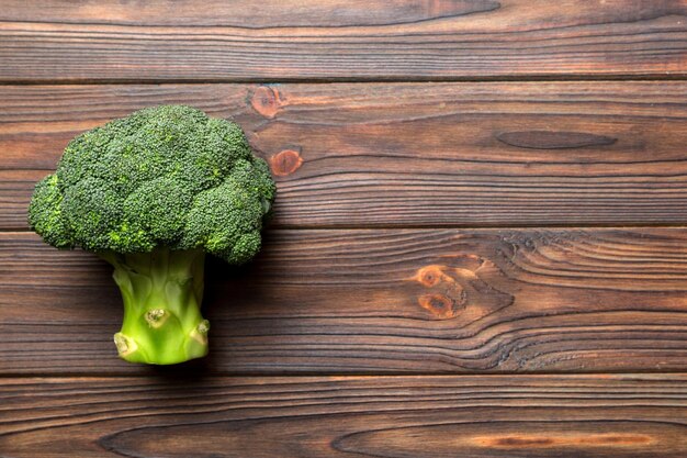 Verdura fresca di broccoli verdi vista dall'alto su sfondo colorato. Testa di cavolo broccoli Concetto di cibo sano o vegetariano. Disposizione piatta. Copia spazio