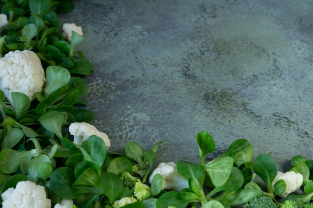 Verdura fresca e foglie di insalata di mais su sfondo vecchio stile