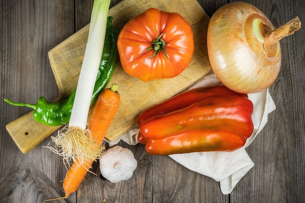 Verdura fresca pronta per la cottura del colpo sulla tavola di legno rustica.