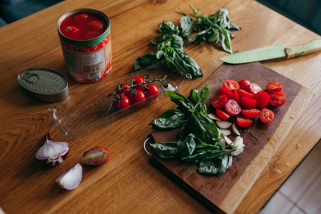 Verdura fresca sul tavolo della cucina pronta per essere preparata